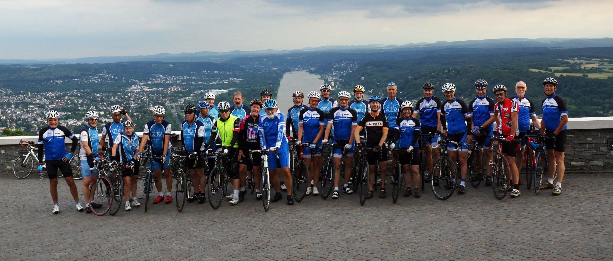 Radfahrer beider Vereine am Drachenfels mit Blick auf den Rhein